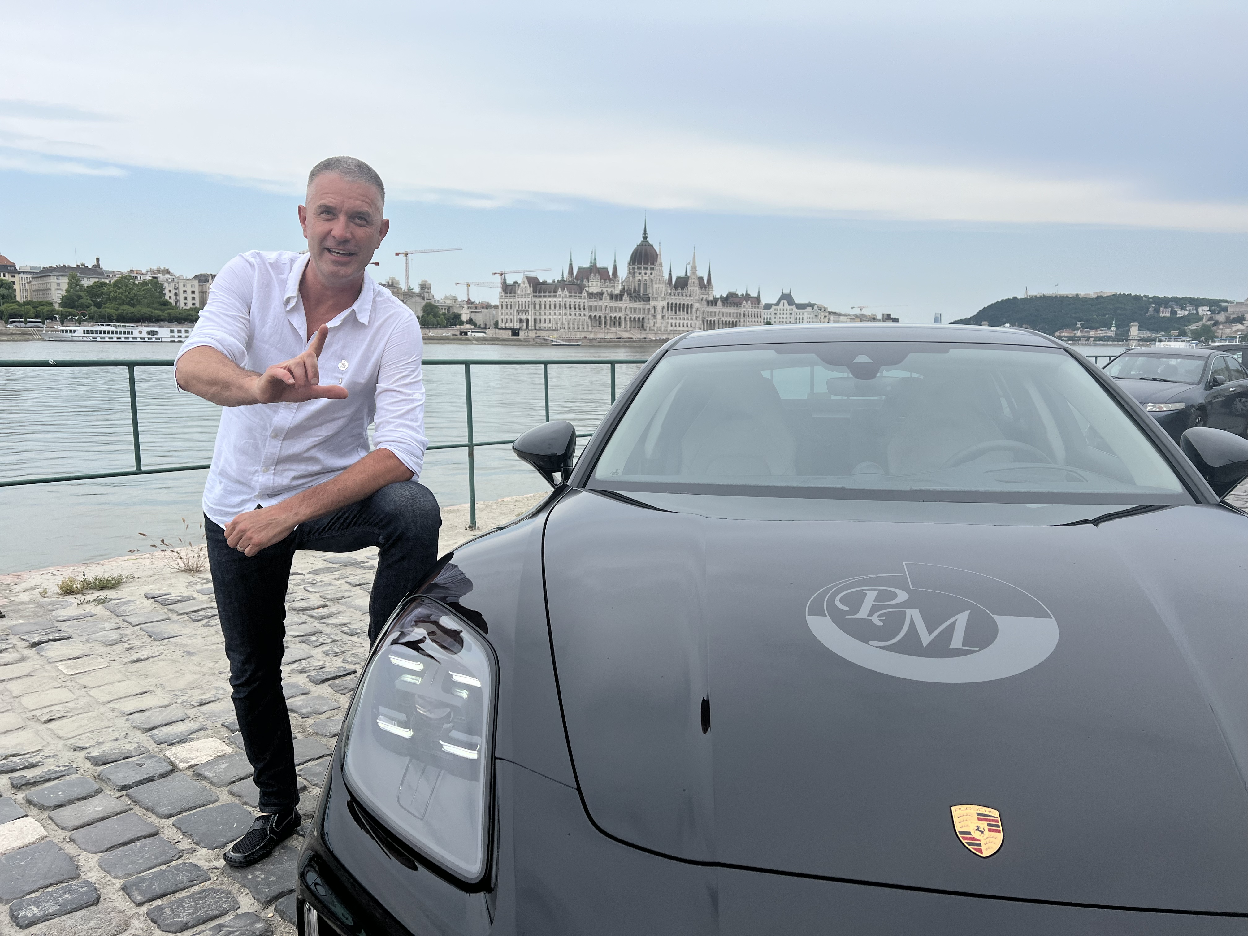 Ignáth András Porsche-val a Parlament előtt